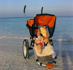 gogo am strand mit lachenden kind