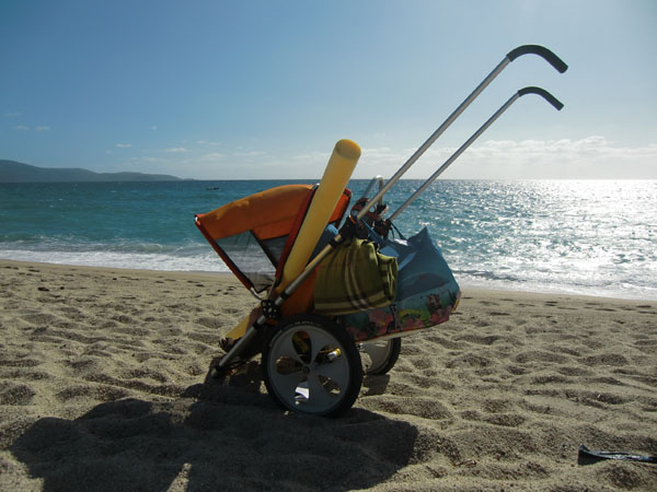 gogo am strand mit gepaeck - sammlung kundenbilder