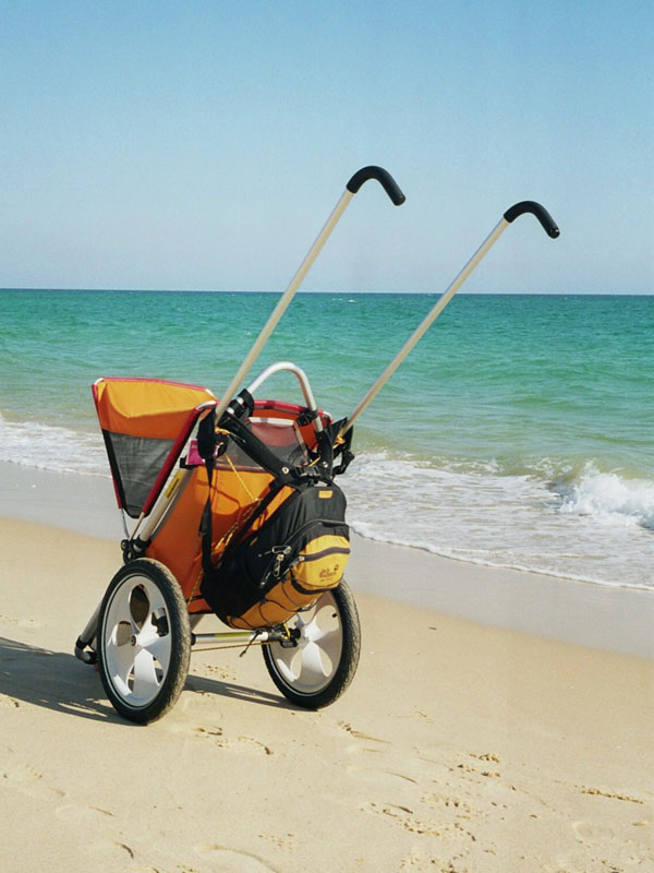 mit dem gogo-kid trekking stroller am Strand, mit dem Rucksack über den Schiebern