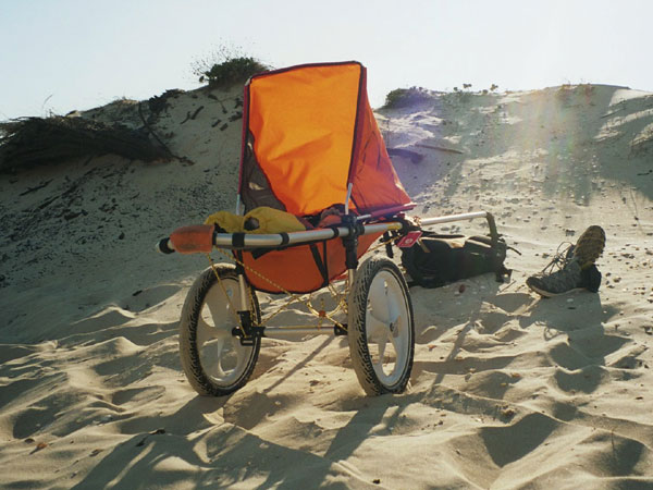 gogo-kid als strandbuggy, baby schlft, die schiebegriffe in die dne gelegt