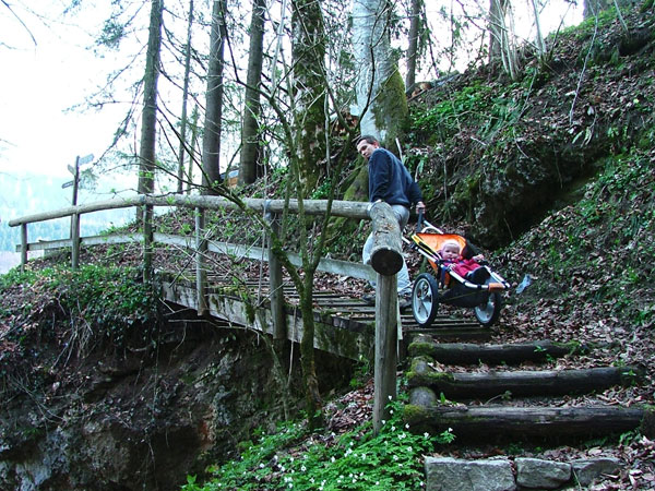 wandern mit kind in den bergen, mit dem Gogo-Kid über Stufen aufwärts