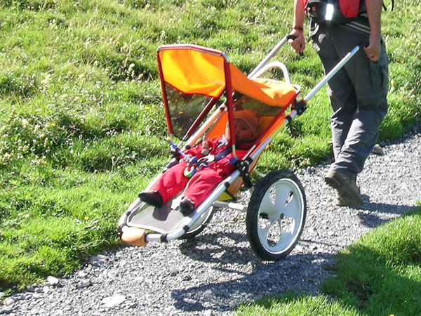 mit Baby am Berg, gogo-kid bergauf